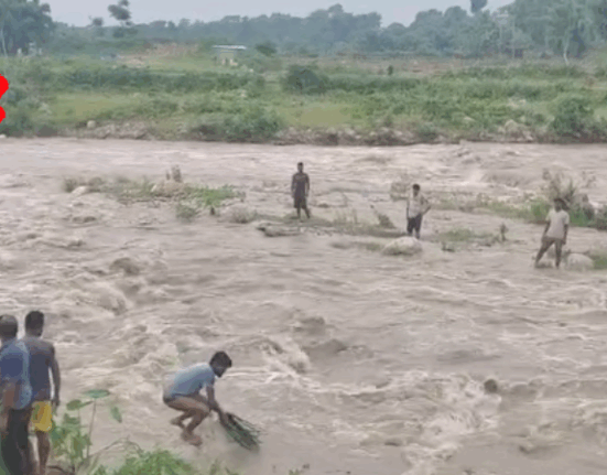 Sudden flood in Dooars, three labourers trapped in the middle of the river were rescued by a crane