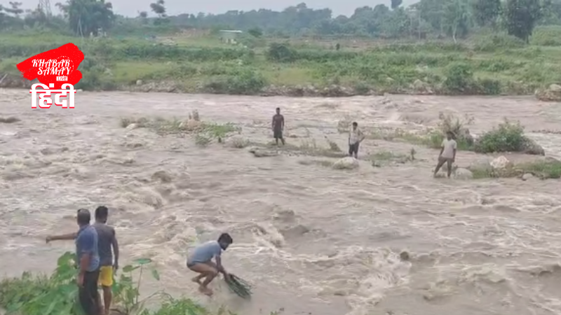 Sudden flood in Dooars, three labourers trapped in the middle of the river were rescued by a crane
