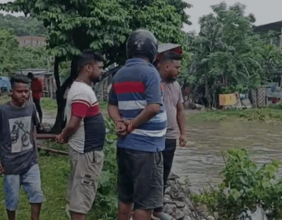 The person who bathed in the Chamta river was swept away by the rapids of the river, so far no clue has been found!