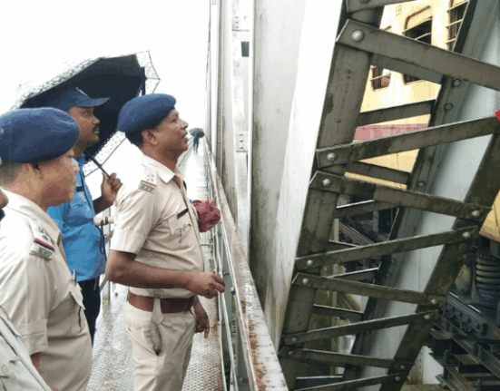 Train stopped by chain pulling on Teesta river bridge, 8 devotees going to Jalpesh temple caught by RPF!