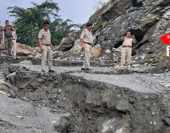 Alarm bells on NH-10! Part of the road is spilled!
