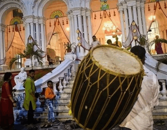 Why are the Dhakis of Bengal hesitant to go to Delhi and Mumbai?