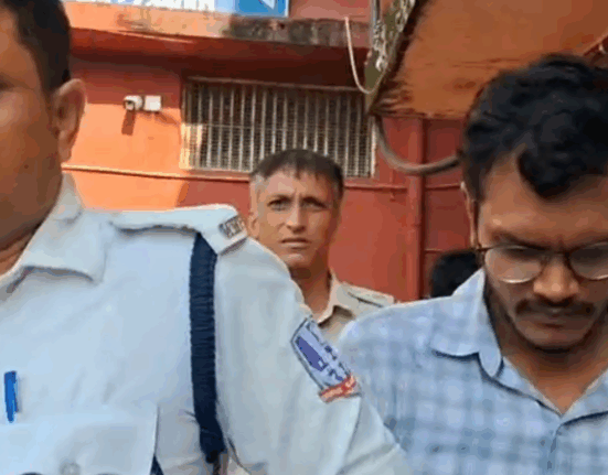 A doctor in Siliguri committed a heinous act! He raped a colleague under the pretext of marriage, forced her to undergo an abortion, and then threatened to kill her. The accused doctor has been arrested.