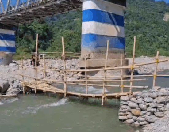 https://khabarsamay.com/passengers-troubled-due-to-collapse-of-bridge-on-mirik-siliguri-road/