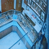 Theft in Siliguri: Thieves disguised as customers steal gold chain, police investigating!
