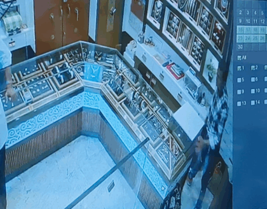 Theft in Siliguri: Thieves disguised as customers steal gold chain, police investigating!