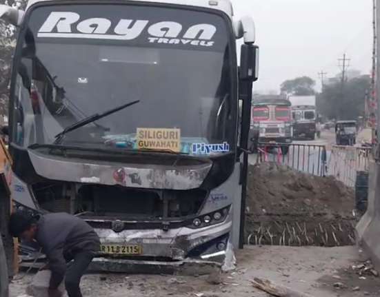 https://khabarsamay.com/a-passenger-bus-met-with-an-accident-on-an-under-construction-flyover-in-siliguri-several-people-were-injured/