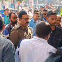 Serious allegations against traffic police, uproar over breaking of youth's mobile!