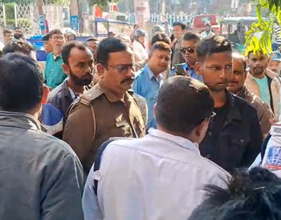 Serious allegations against traffic police, uproar over breaking of youth's mobile!