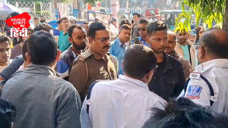 Serious allegations against traffic police, uproar over breaking of youth's mobile!