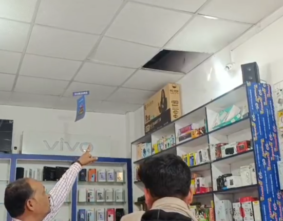 Mobile shop theft in Thakurnagar, Siliguri, solved; one accused arrested by police!