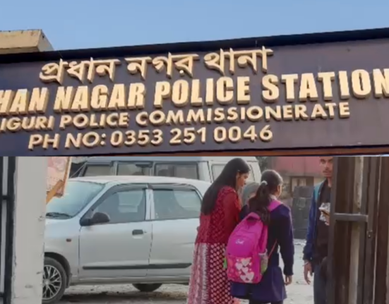 An attempt to abduct a minor in broad daylight in Pradhan Nagar, a major incident was averted by the alertness of the girl and the vigilance of the people.