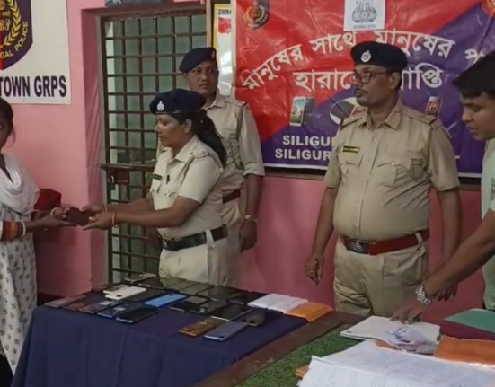 https://khabarsamay.com/grp-conducts-major-operation-at-siliguri-junction-recovered-stolen-and-lost-mobile-phones-handed-over-to-their-rightful-owners/