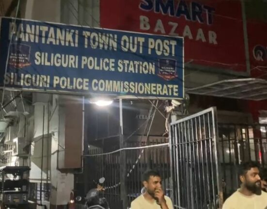 https://khabarsamay.com/speeding-toto-wreaks-havoc-on-sewak-road-55-year-old-ratan-mandal-dies-tragically-while-crossing-the-road-accused-driver-arrested/