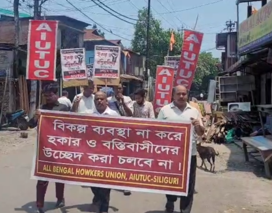 https://khabarsamay.com/aiutuc-protest-march-against-eviction-of-hawkers-and-slum-dwellers/