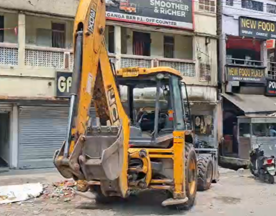 https://khabarsamay.com/allegations-of-encroachment-on-government-land-municipal-corporation-bulldozer-action-hotel-owner-warns-of-legal-battle/