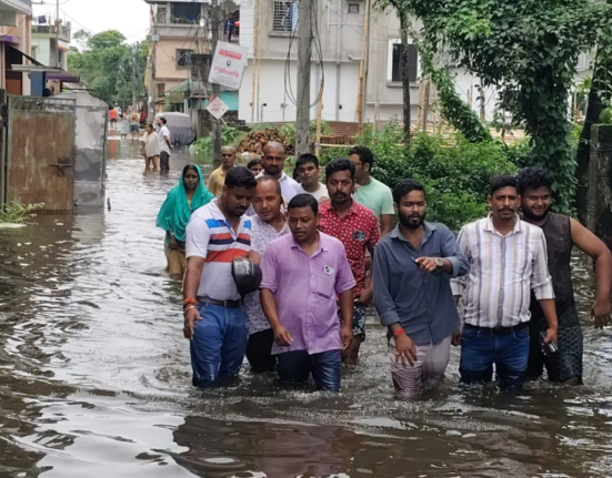 https://khabarsamay.com/heavy-rains-cause-waterlogging-in-siliguris-matigara-affecting-several-areas-including-a-health-centre/