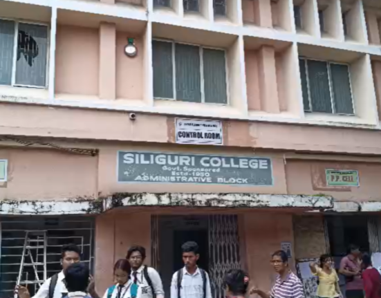https://khabarsamay.com/dispute-between-sfi-and-abvp-workers-at-siliguri-college-with-both-organisations-blaming-each-other/
