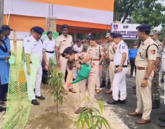 https://khabarsamay.com/tree-plantation-and-honouring-traffic-personnel-on-world-environment-day-a-unique-initiative-by-njp-traffic-guard/