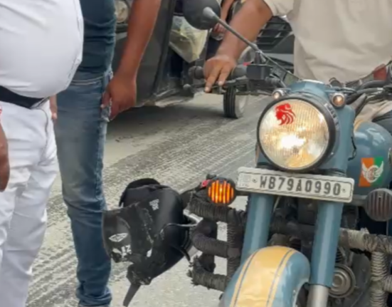 https://khabarsamay.com/a-tragic-accident-occurred-near-the-nh-10-check-post-in-siliguri-where-a-young-man-riding-a-motorcycle-died-on-the-spot-after-being-hit-by-a-heavy-vehicle/