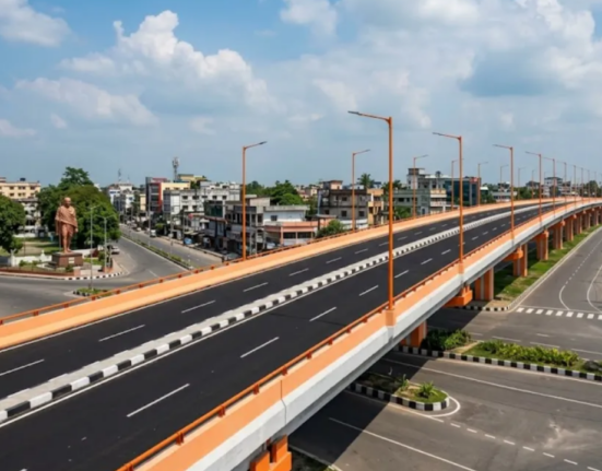 How will the Siliguri Vardhman Road flyover traffic jam be resolved? As soon as the flyover opened, traffic jams began forming at the Airview turn!