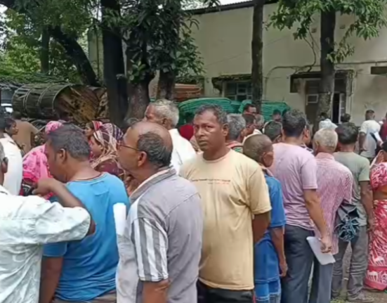 https://khabarsamay.com/families-living-on-railway-land-demand-rehabilitation-long-queues-to-submit-documents/