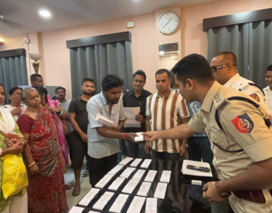 https://khabarsamay.com/pradhan-nagar-police-station-brought-back-smiles-to-45-people-handing-over-lost-mobile-phones-to-their-rightful-owners/