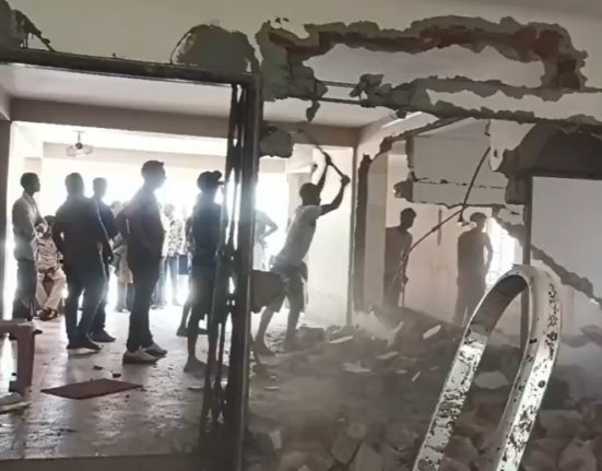https://khabarsamay.com/municipal-corporation-takes-major-action-against-illegal-construction-in-siliguri-demolishes-part-of-ground-floor-of-apartment/