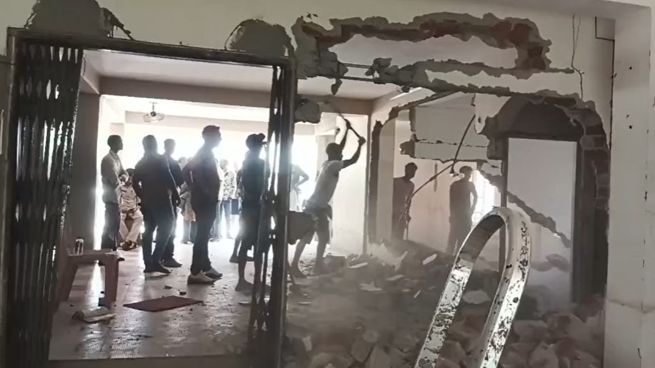 https://khabarsamay.com/municipal-corporation-takes-major-action-against-illegal-construction-in-siliguri-demolishes-part-of-ground-floor-of-apartment/
