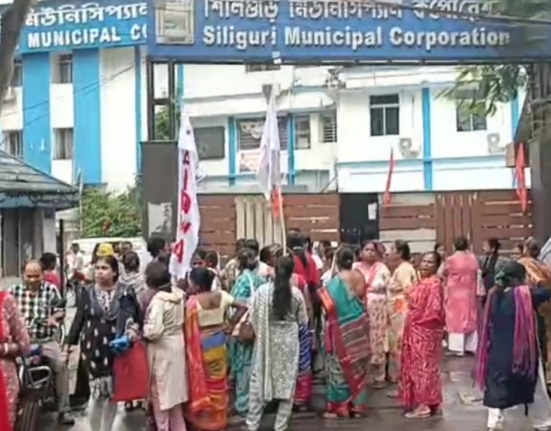 https://khabarsamay.com/siliguri-municipal-corporation-campaigns-against-the-removal-of-names-of-eligible-women-from-various-social-schemes-including-annapurna-bhandar/