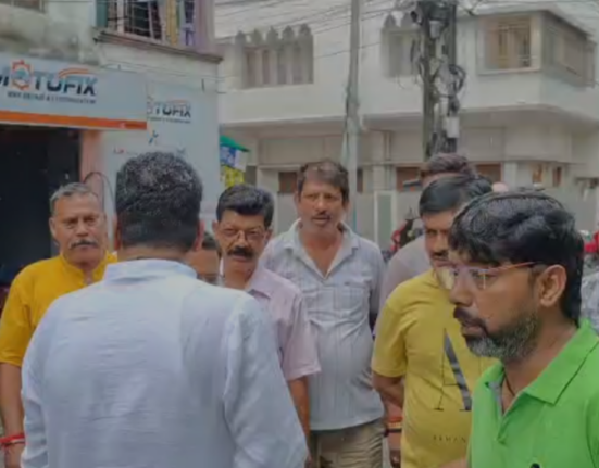 https://khabarsamay.com/stickers-are-being-pasted-on-the-houses-of-the-beneficiaries-of-annapurna-bhandar-yojana-in-siliguri/