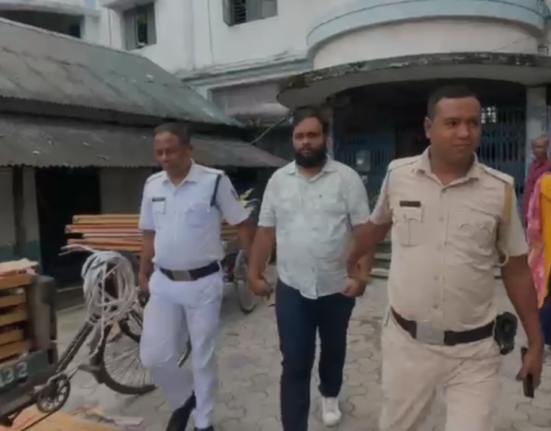 https://khabarsamay.com/a-young-man-who-had-stolen-rs-2-90-lakh-and-two-expensive-mobile-phones-from-a-shop-while-on-the-job-and-fled-has-been-arrested/