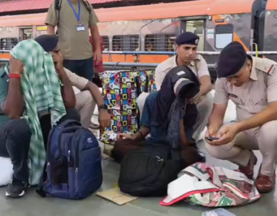https://khabarsamay.com/a-large-quantity-of-marijuana-was-recovered-from-new-jalpaiguri-station-two-arrested-the-conspiracy-was-to-transport-it-from-agartala-to-bihar-and-they-will-appear-in-court-on-tuesday/
