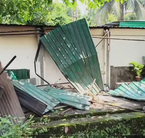 Bulldozer action in Siliguri on the instructions of the High Court, causing panic as houses of people living there for 20-25 years were demolished!