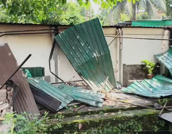 Bulldozer action in Siliguri on the instructions of the High Court, causing panic as houses of people living there for 20-25 years were demolished!