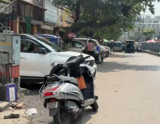 https://khabarsamay.com/vehicles-on-the-road-shops-on-the-footpath-then-what-is-the-use-of-the-fair-ground-parking/