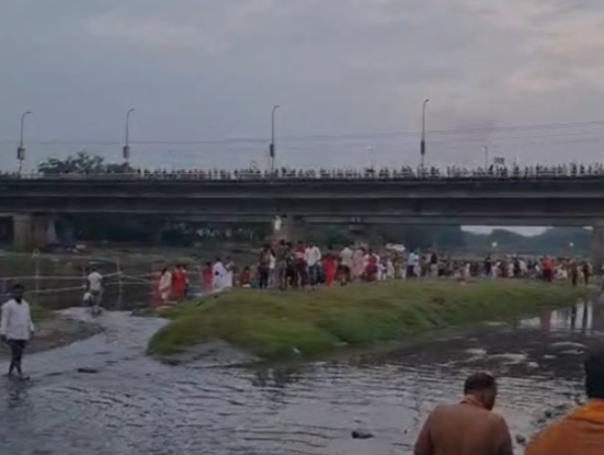 https://khabarsamay.com/crowds-of-devotees-gathered-in-siliguri-to-offer-prayers-on-mahalaya-tourism-minister-shankar-ghosh-inspected-the-ghat/