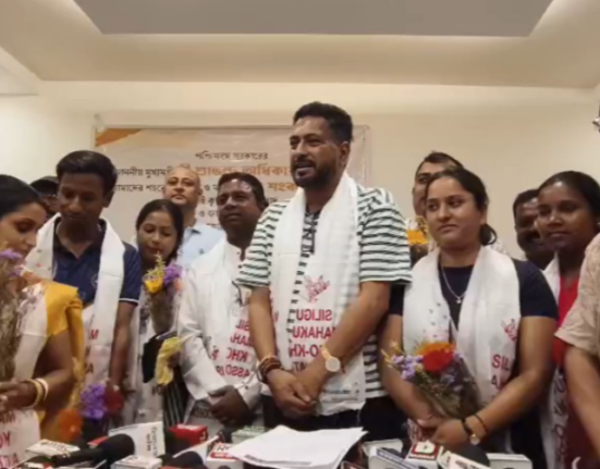https://khabarsamay.com/a-sporting-gift-government-jobs-nine-athletes-from-siliguri-received-appointment-letters-and-were-honored-by-tourism-minister-shankar-ghosh/