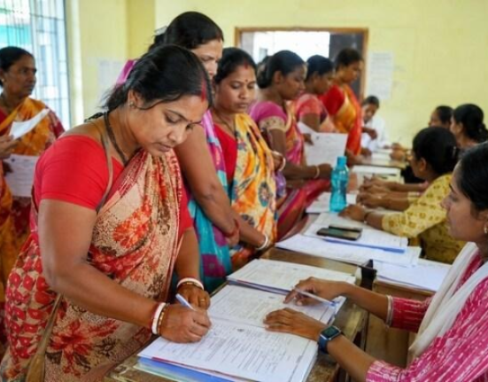 https://khabarsamay.com/could-annapurna-bhandaar-allowances-for-thousands-of-women-be-discontinued-starting-in-november-learn-the-ins-and-outs-of-kyc-aadhaar-linking-and-double-pension/